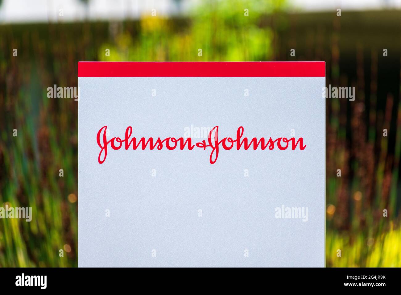 Johnson und Johnson unterschreiben das Logo in einem amerikanischen multinationalen Unternehmen. Das Unternehmen entwickelt Medizinprodukte, Pharmazeutika und Konsumgüter Stockfoto