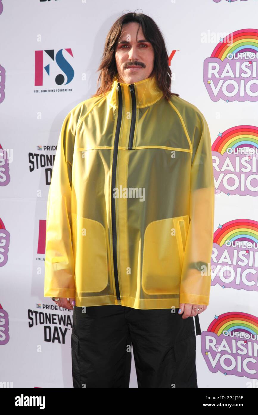 Sänger Sam Sparro trifft am 6. Juni 2021 in Los Angeles, Kalifornien, bei OUTLOUD: Raising Voices im Los Angeles Memorial Coliseum ein. Bild: Shot Arry/The Photo Access Stockfoto