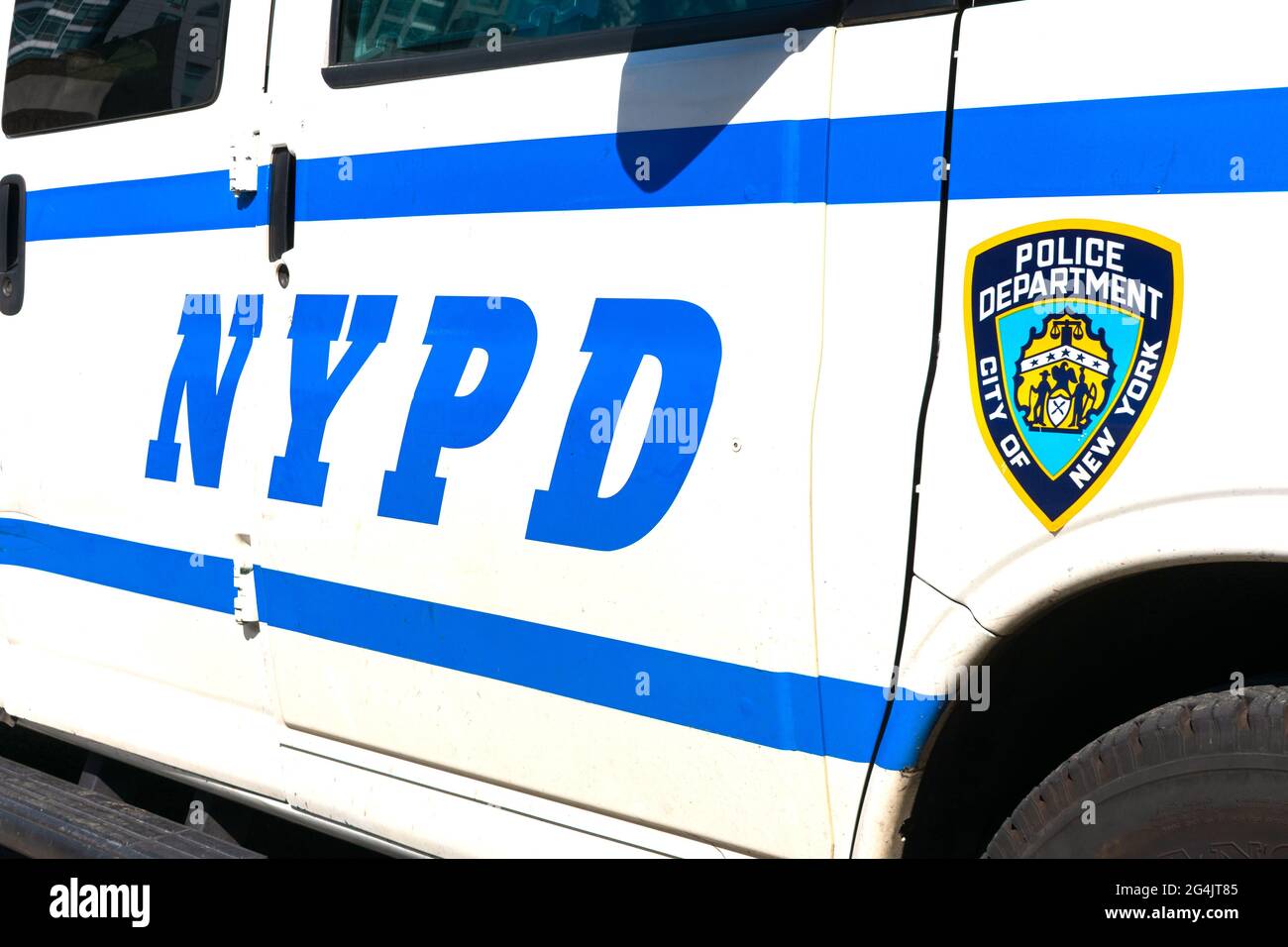 NYPD Zeichen und New York City Police Department Abzeichen auf der Seite des Polizeifahrzeugs - New York, USA - 2021 Stockfoto