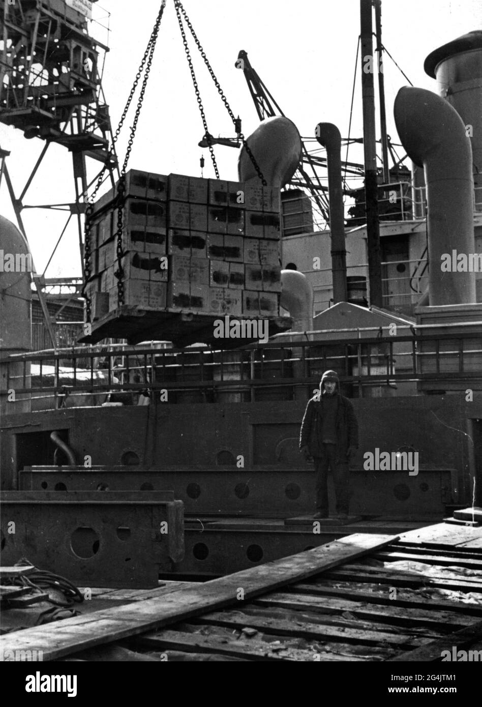 Transport / Transport, Navigation, Hafen, ein Frachter wird entladen, Hamburg, Ende der 1940er Jahre, ZUSÄTZLICHE RECHTE-CLEARANCE-INFO-NOT-AVAILABLE Stockfoto