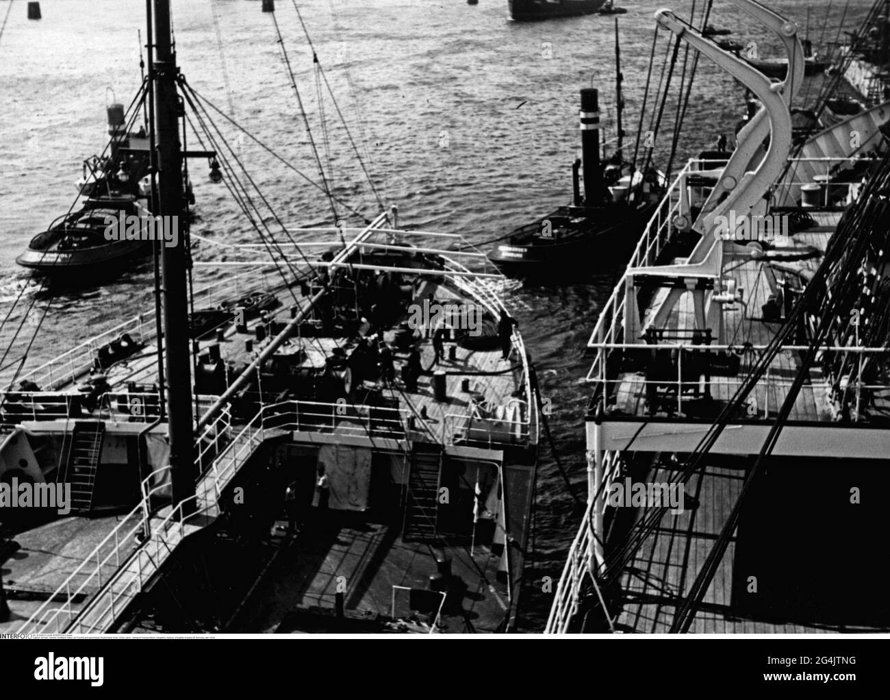 Transport / Transport, Navigation, Hafen, ein Frachter wird abgeschleppt, Deutschland, Ende der 1930er Jahre, NUR REDAKTIONELLE VERWENDUNG Stockfoto