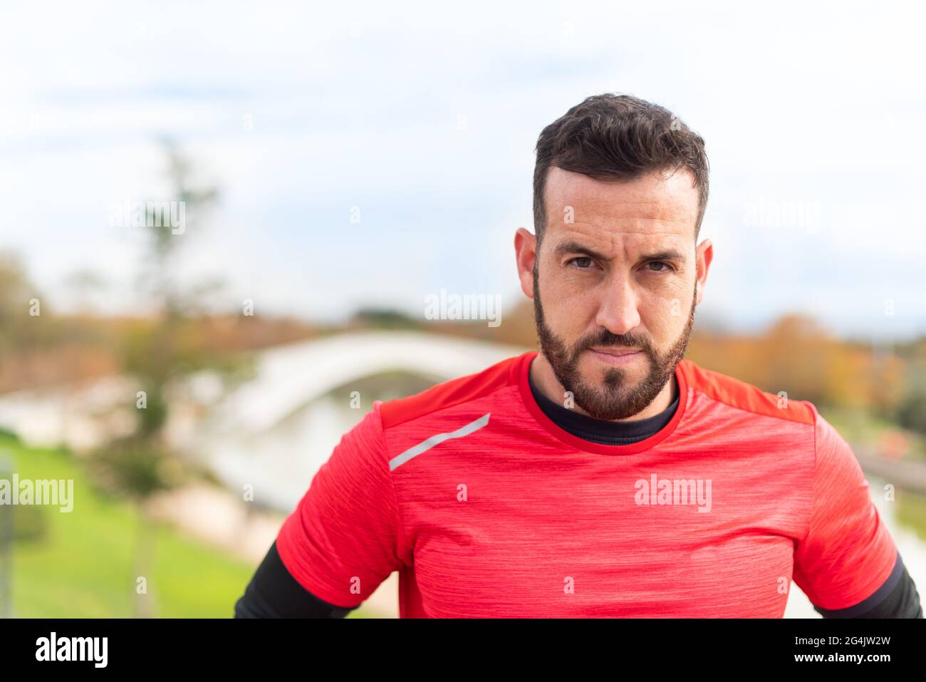 Sportler, der die Kamera ernsthaft betrachtet. Nahaufnahme. Stockfoto