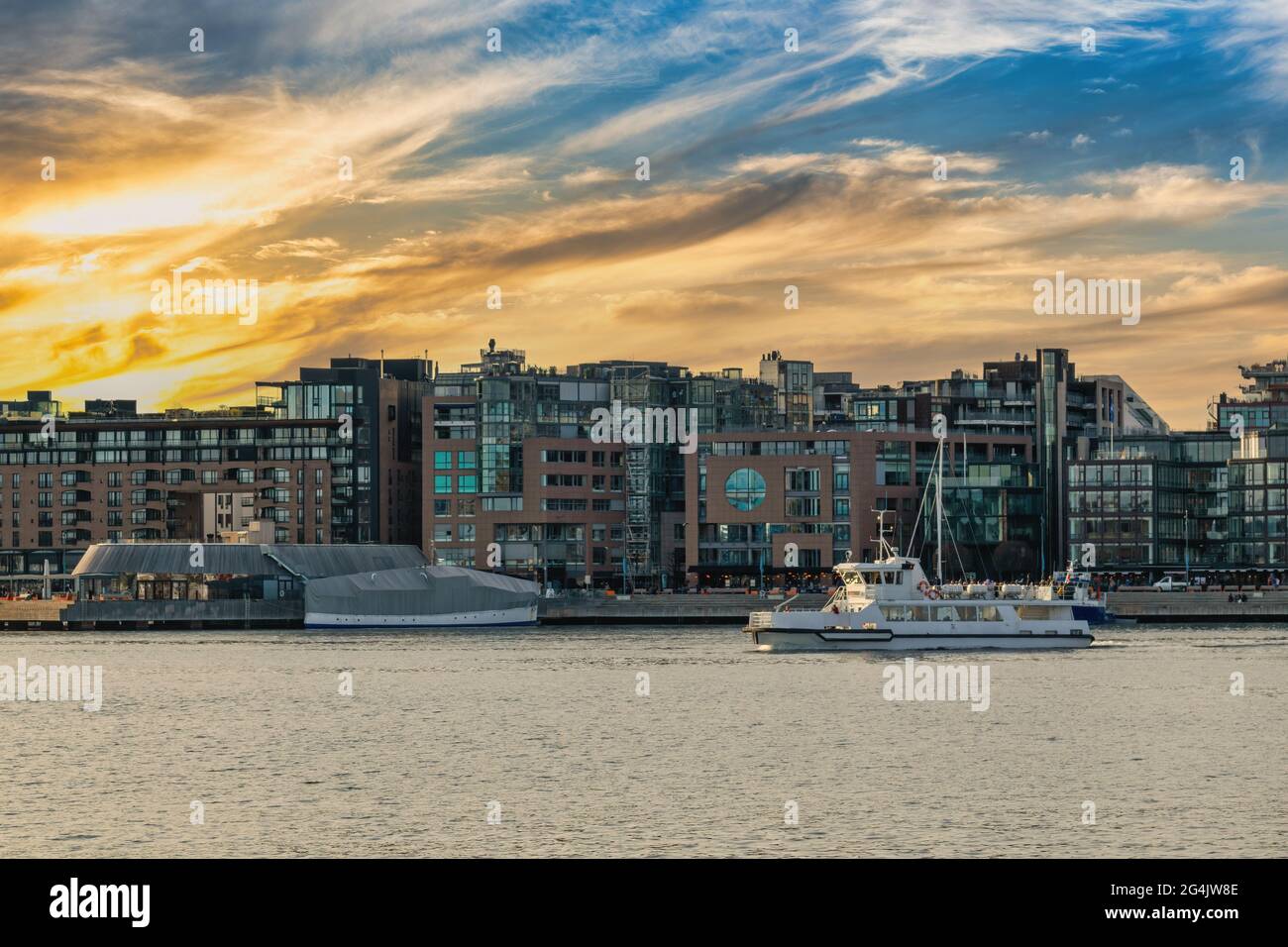 Oslo Norwegen, Skyline der Stadt bei Sonnenuntergang am Hafen Stockfoto