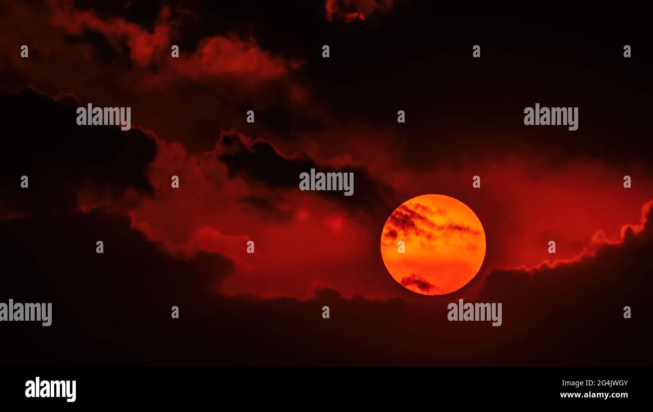 Die Sonne in einer Wolke Stockfoto