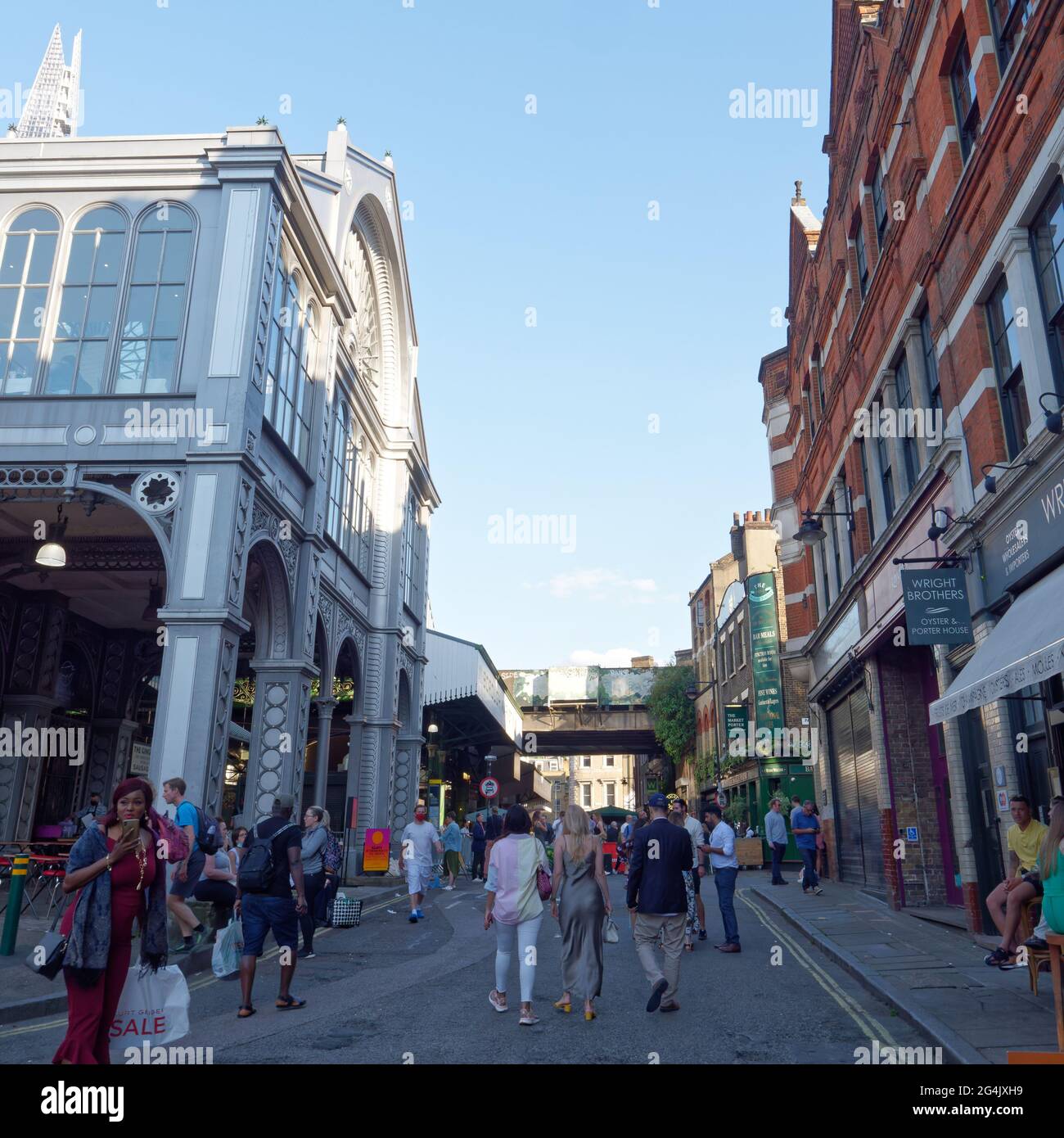 London, Greater London, England - 12 2021. Juni: Menschen gehen durch die Straße neben dem Borough Market (links) Stockfoto