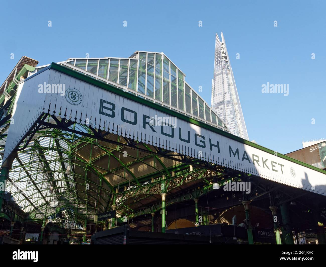 London, Greater London, England - 12 2021. Juni: Borough Market mit dem Shard im Hintergrund. Stockfoto