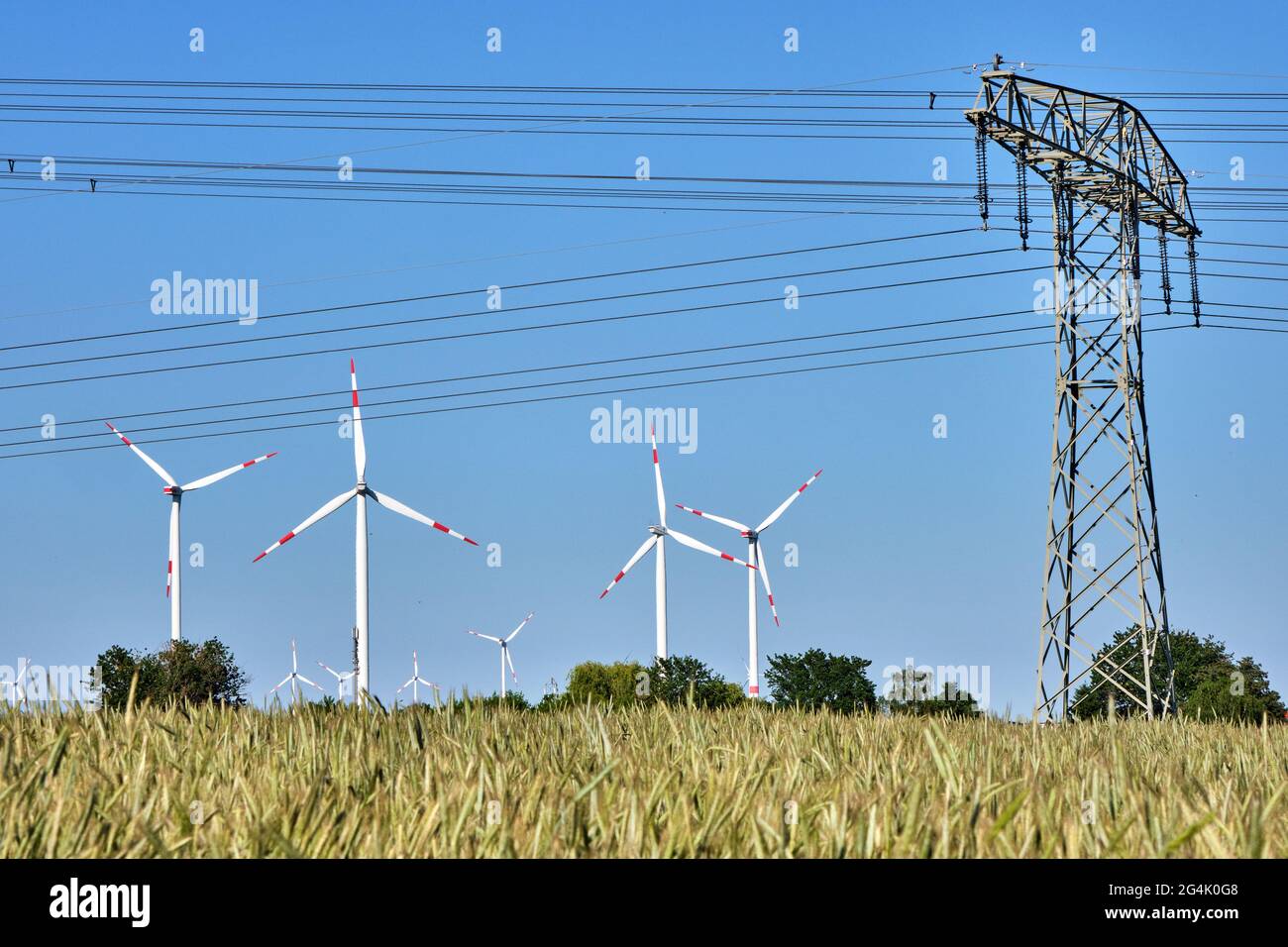 Stromleitungen und Windenergieanlagen in Deutschland gesehen Stockfoto