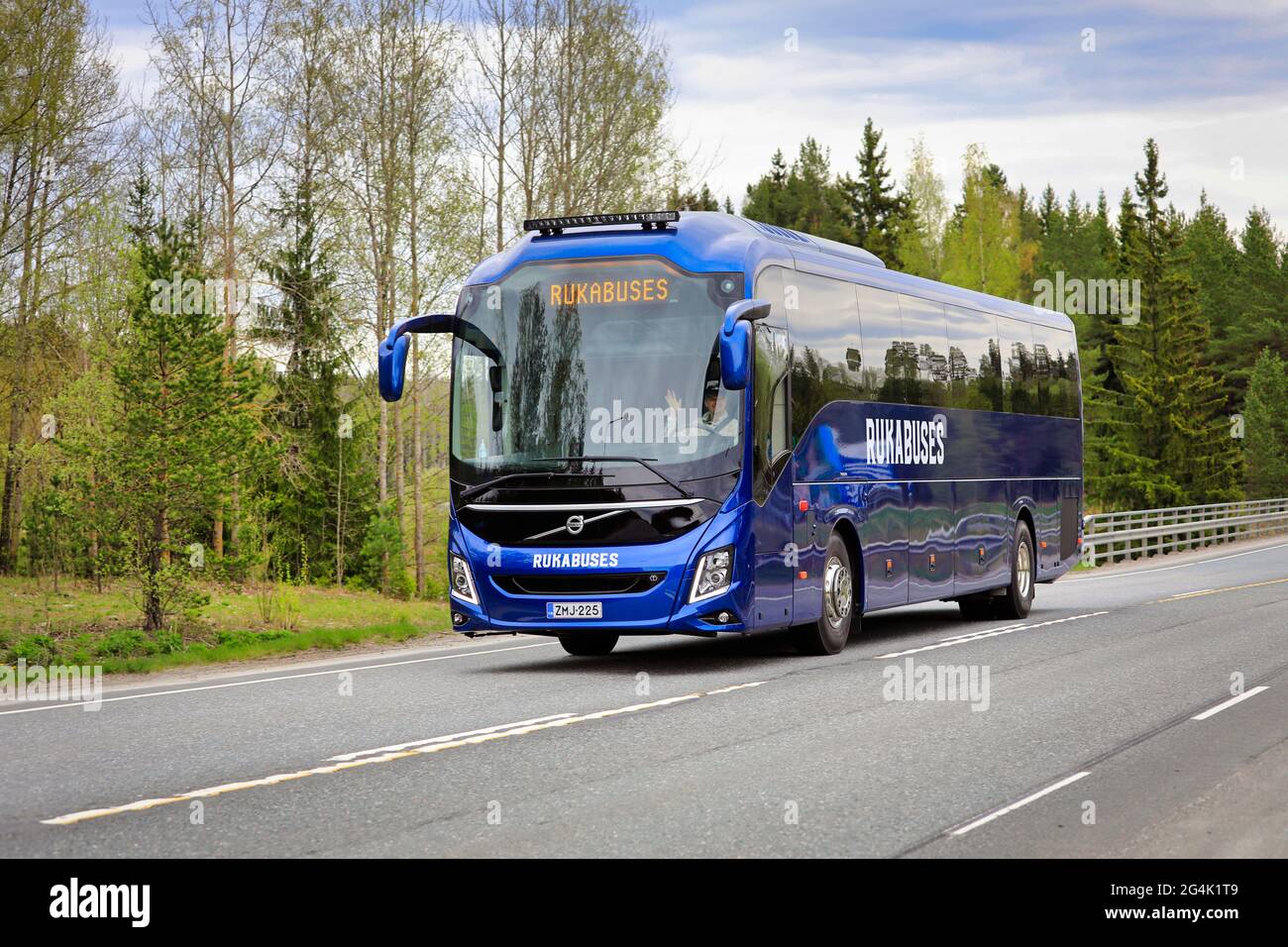 Neuer blauer Volvo 9700 Reisebus von Rukabus, Rukahuolto Oy mit Geschwindigkeit auf der Autobahn 2 an einem Frühlingstag. Forssa, Finnland. 14.Mai 2021. Stockfoto