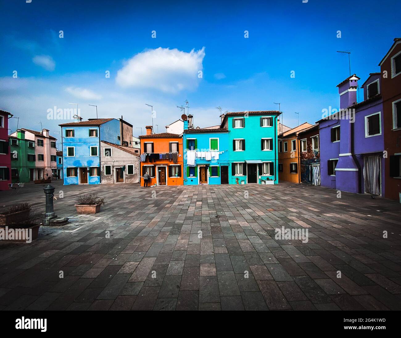 Bunte Häuser auf einem kleinen traditionellen Platz auf der Insel Burano, Venedig, Italien Stockfoto