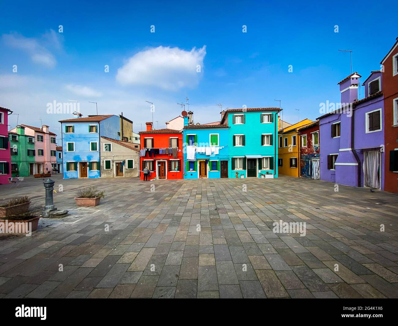 Bunte Häuser auf einem kleinen traditionellen Platz auf der Insel Burano, Venedig, Italien Stockfoto
