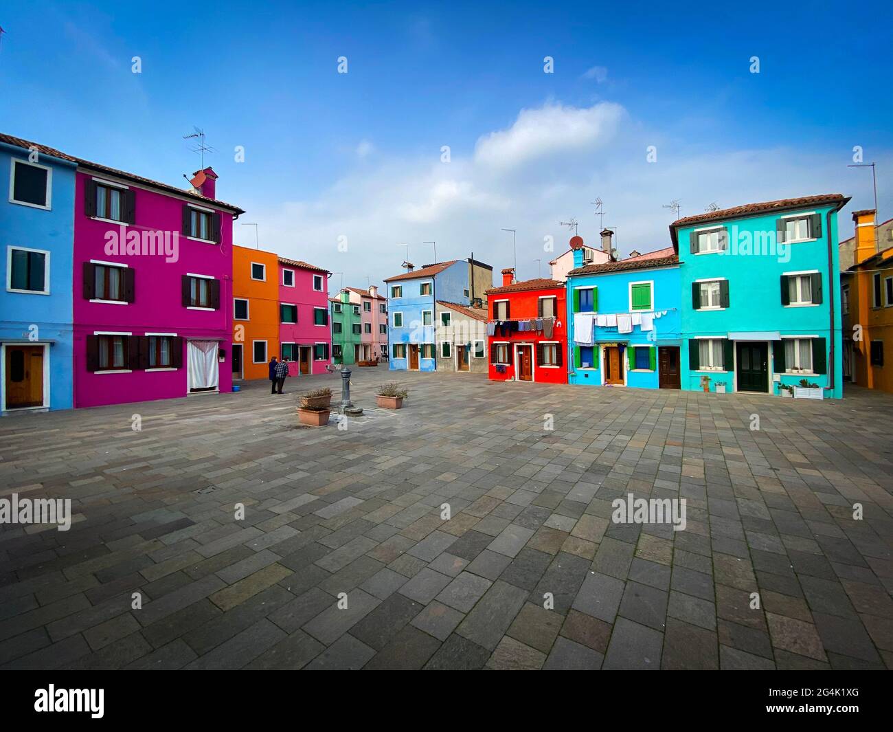 Bunte Häuser auf einem kleinen traditionellen Platz auf der Insel Burano, Venedig, Italien Stockfoto