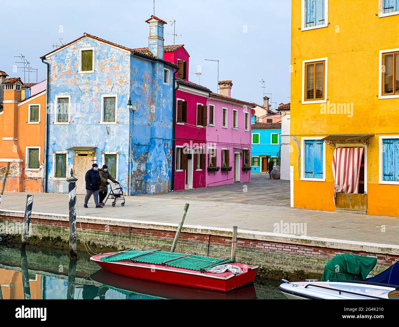 Zwei nicht erkennbare ältere kaukasische Menschen mit einer Maske, Burano, Venedig, Italien Stockfoto