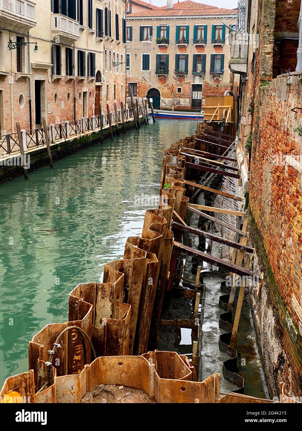 Arbeitet in einem Kanal in Venedig. Sie verwenden larssen-Blechstapeln, um die Konstruktion zu trocknen Stockfoto