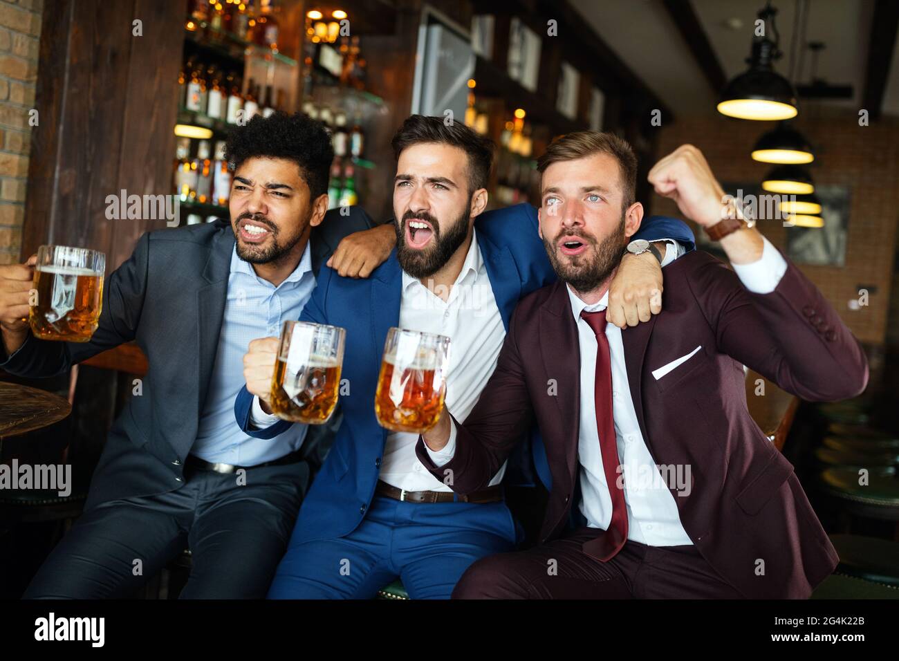 Eine Gruppe von Freunden in der Kneipe watschende Fußballspiel und trinken Bier Stockfoto