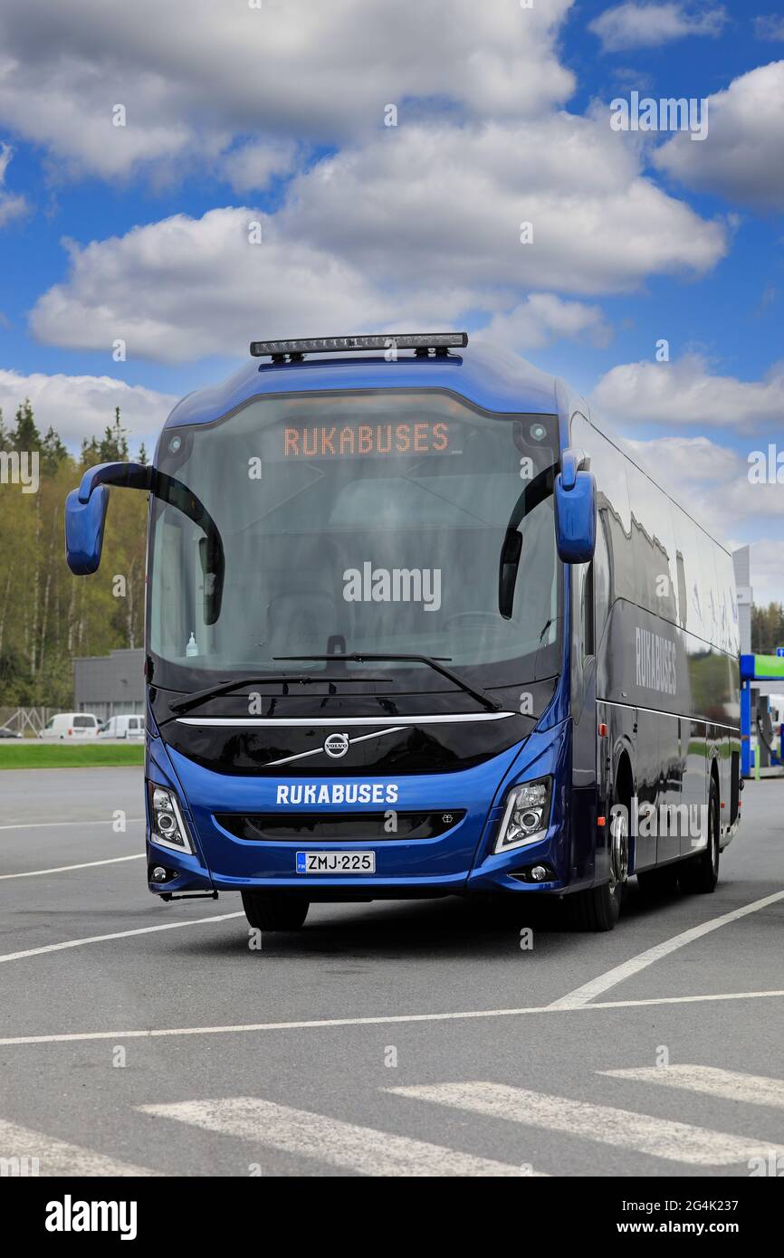 Neuer blauer Volvo 9700 Reisebus von Rukabus, Rukahuolto Oy, geparkt bei der Tankstelle. Forssa, Finnland. 14.Mai 2021. Stockfoto