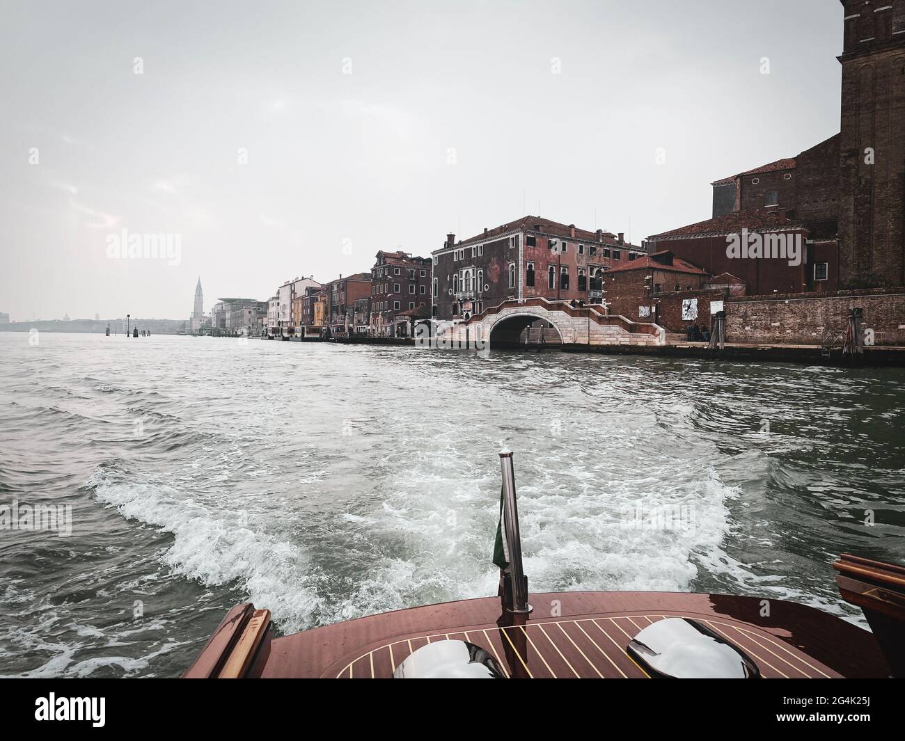 Blick auf die Lagune von einem Bootstaxi, das dahinter abfährt Venedig Stockfoto