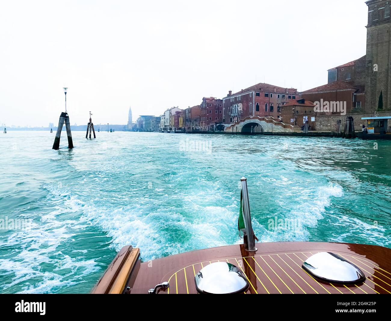 Blick auf die Lagune von einem Bootstaxi, das dahinter abfährt Venedig Stockfoto