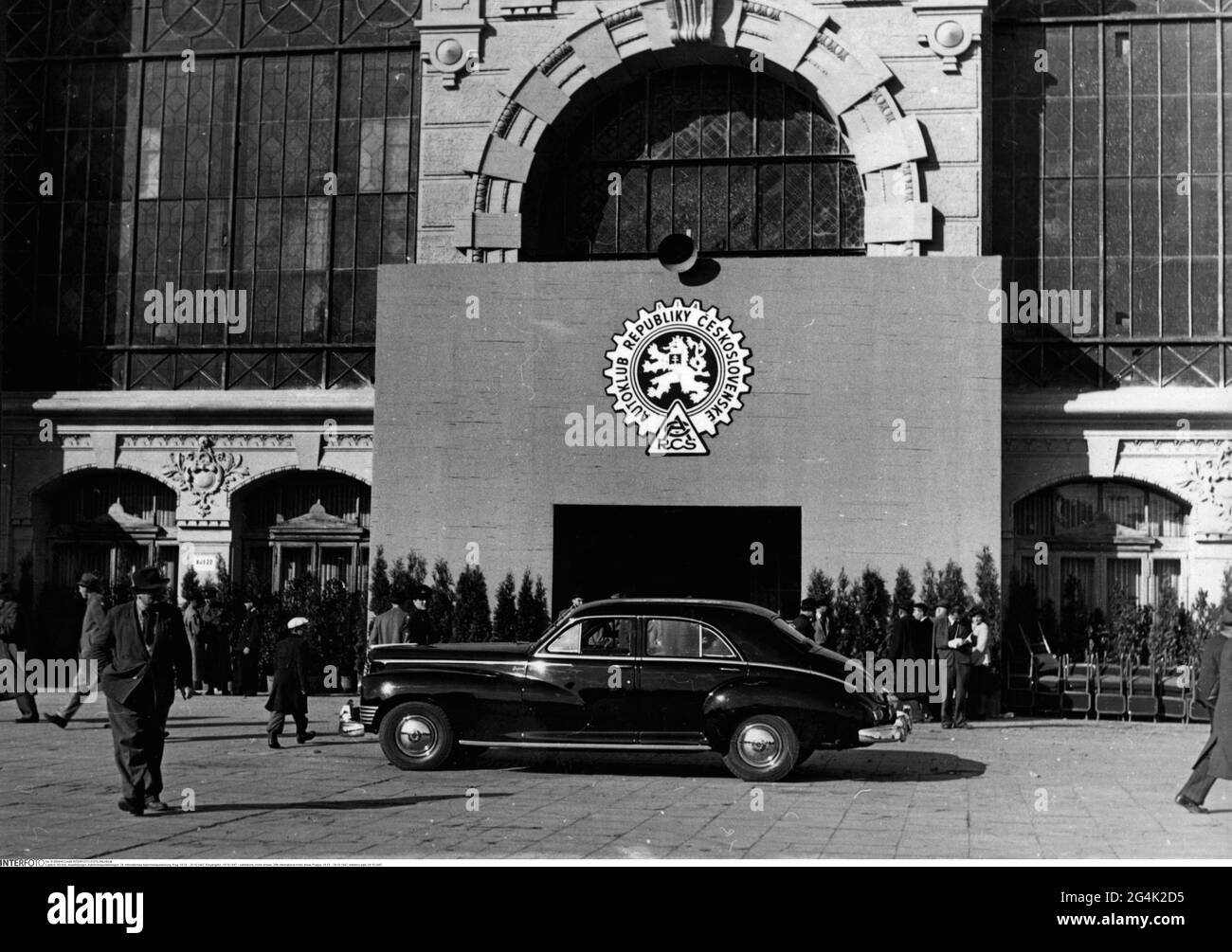 Ausstellungen, Automobilausstellungen, 28. Internationale Automobilausstellung, Prag, 18.10. - 28.10.1947, EINGANGSTOR, ZUSÄTZLICHE-RIGHTS-CLEARANCE-INFO-NOT-AVAILABLE Stockfoto