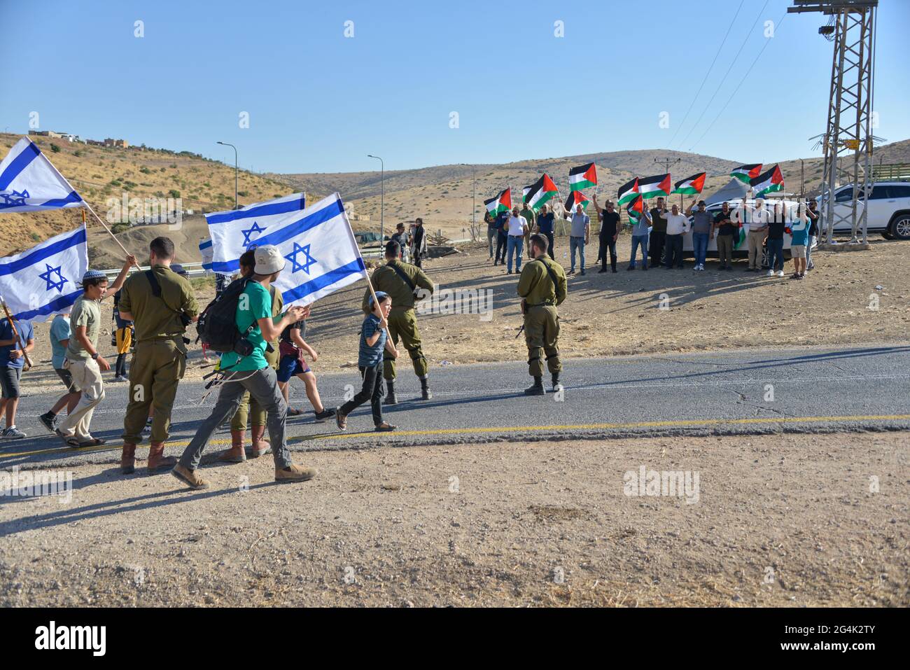Ein el Hilwe, Westjordanland. Juni 2021. Protest in ein el Hilwe während der gleichzeitigen 14 Märsche religiöser jüdischer Siedler im Westjordanland gegen den „illegalen“ arabischen Bau in Area C, North-East Jordan Valley, Israel / Palestine Credit: Matan Golan/Alamy Live News Stockfoto