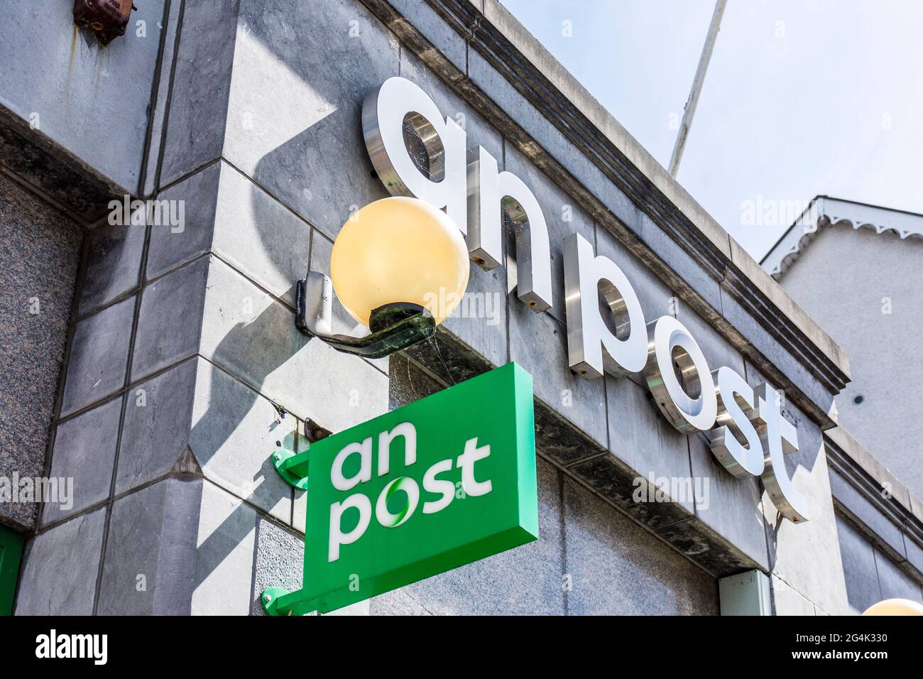 An Post, Post - Fassade mit Logo in Letterkeny, County Donegal, Irland Stockfoto