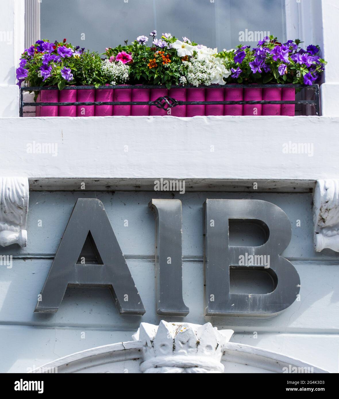 AIB - Allied Irish Bank - Vorderseite mit Logo in Letterkenny, County Donegal, Irland Stockfoto