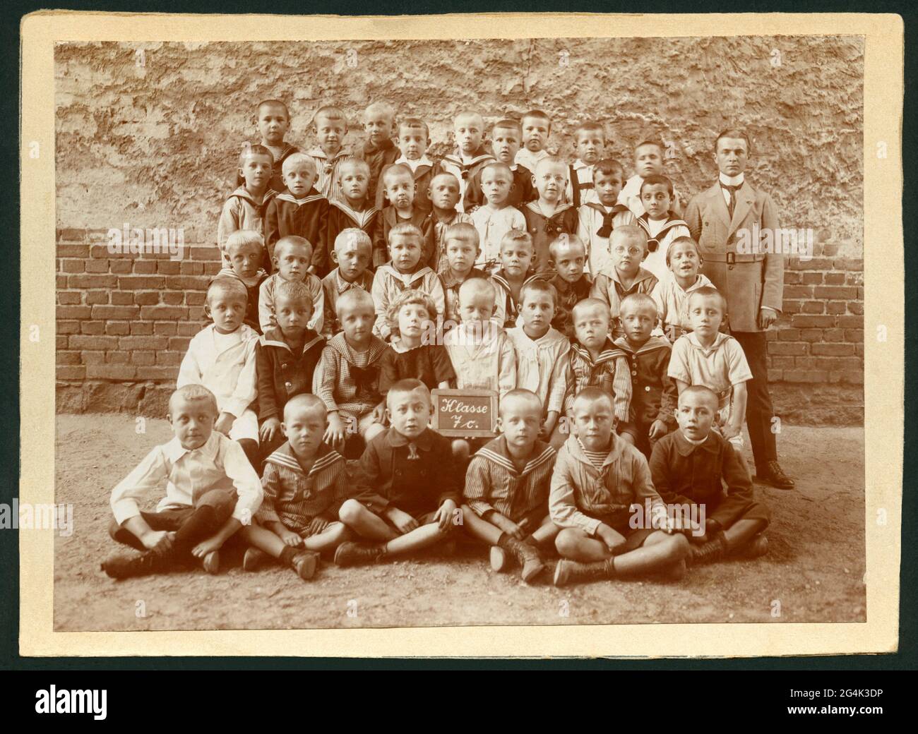 Deutschland, Nordrhein-Westfalen, Solingen, Klassenfoto zusammen mit Lehrer, um 1900 - 1910 , ZUSÄTZLICHE-RIGHTS-CLEARANCE-INFO-NOT-AVAILABLE Stockfoto