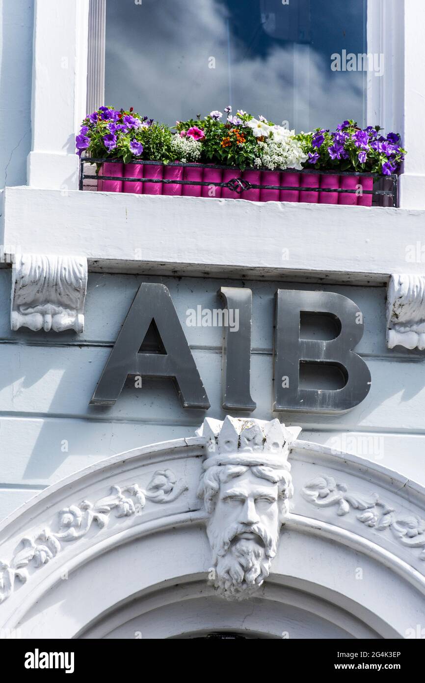 AIB - Allied Irish Bank - Vorderseite mit Logo in Letterkenny, County Donegal, Irland Stockfoto
