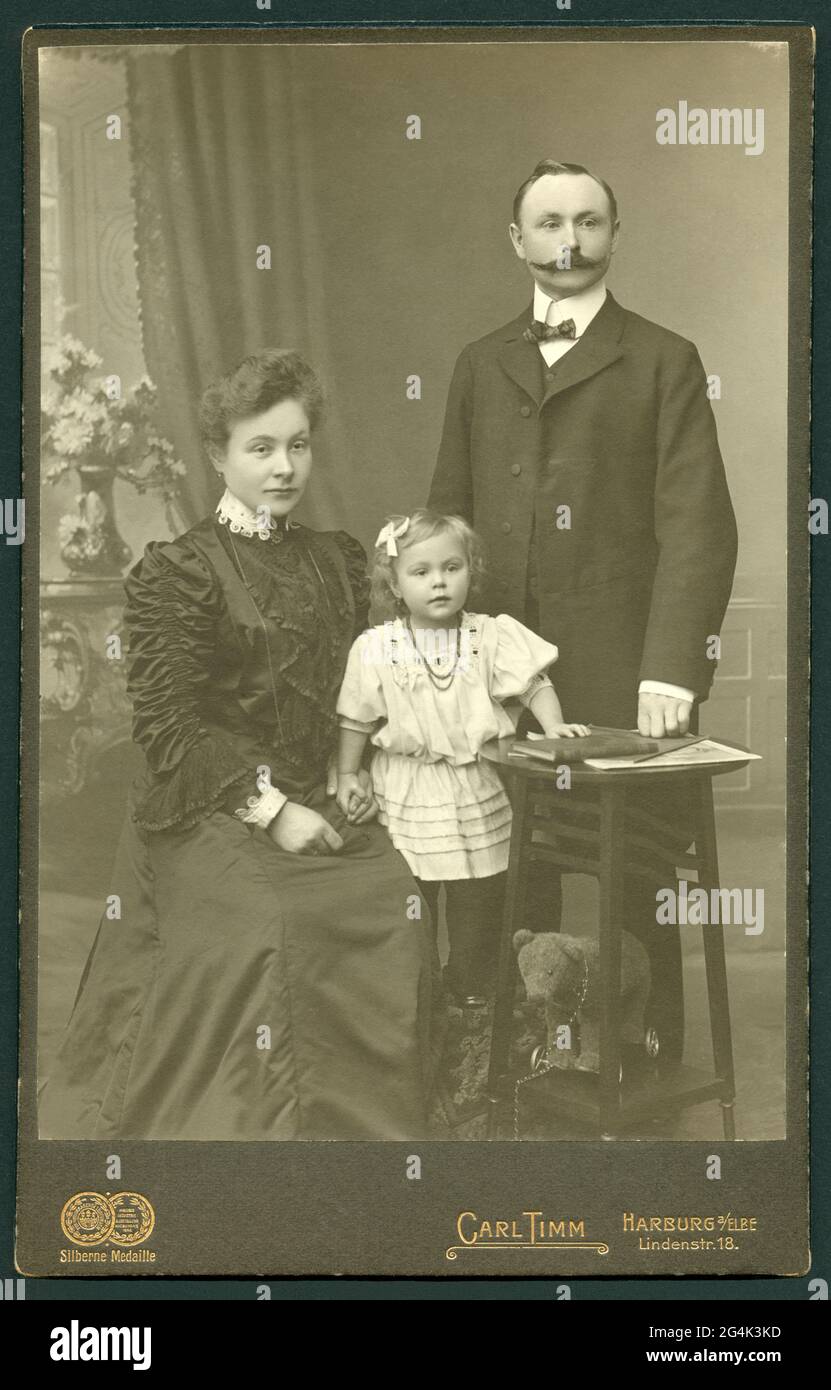 Deutschland, Hamburg, Harburg, Eltern mit Tochter, Studiofotografie um 1900 - 1910?, ZUSÄTZLICHE-RIGHTS-CLEARANCE-INFO-NOT-AVAILABLE Stockfoto
