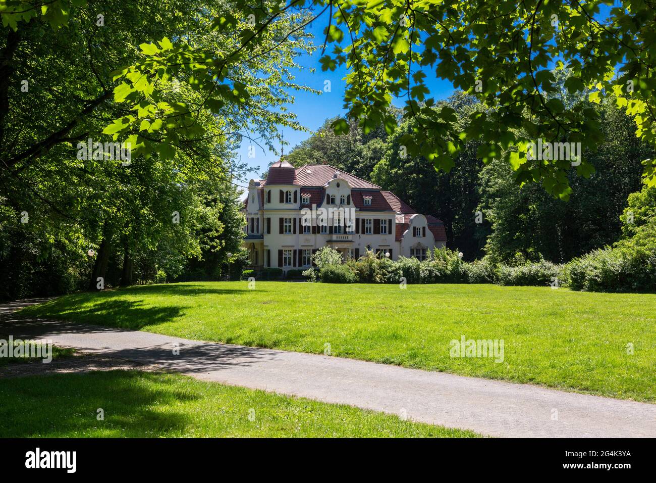 Deutschland, Erkrath, Erkrath-Hochdahl, Bergisches Land, Niederbergisches Land, Niederberg, Rheinland, Nordrhein-Westfalen, NRW, Villa Bayer und Bayer Park, Fabrikanten Villa von Friedrich Bayer, ehemaliges Haus Falkenberg, Wiese Stockfoto