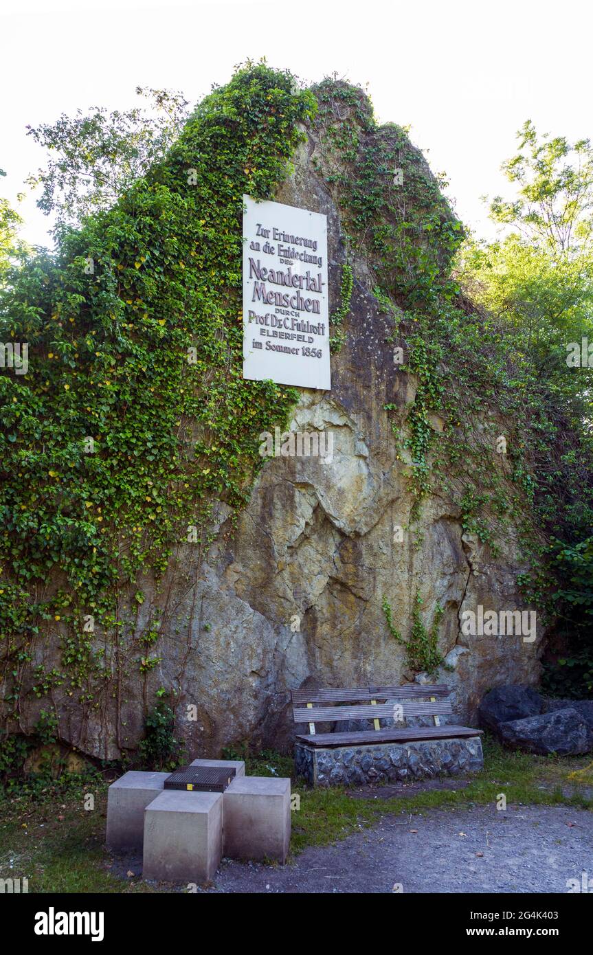 Deutschland, Erkrath, Bergisches Land, Niederbergisches Land, Niederberg, Rheinland, Nordrhein-Westfalen, NRW, Menschheitsgeschichte, Ausgrabungen, Archäologische Stätte Neandertal, Rabenstein-Felsen am Eingang zur Provenienzgrotte Feldhof, wo menschliche Überreste des Neandertalers Homo sapiens neanderthalensis gefunden wurden, Gedenktafel an Johann Carl Fuhlrott Stockfoto