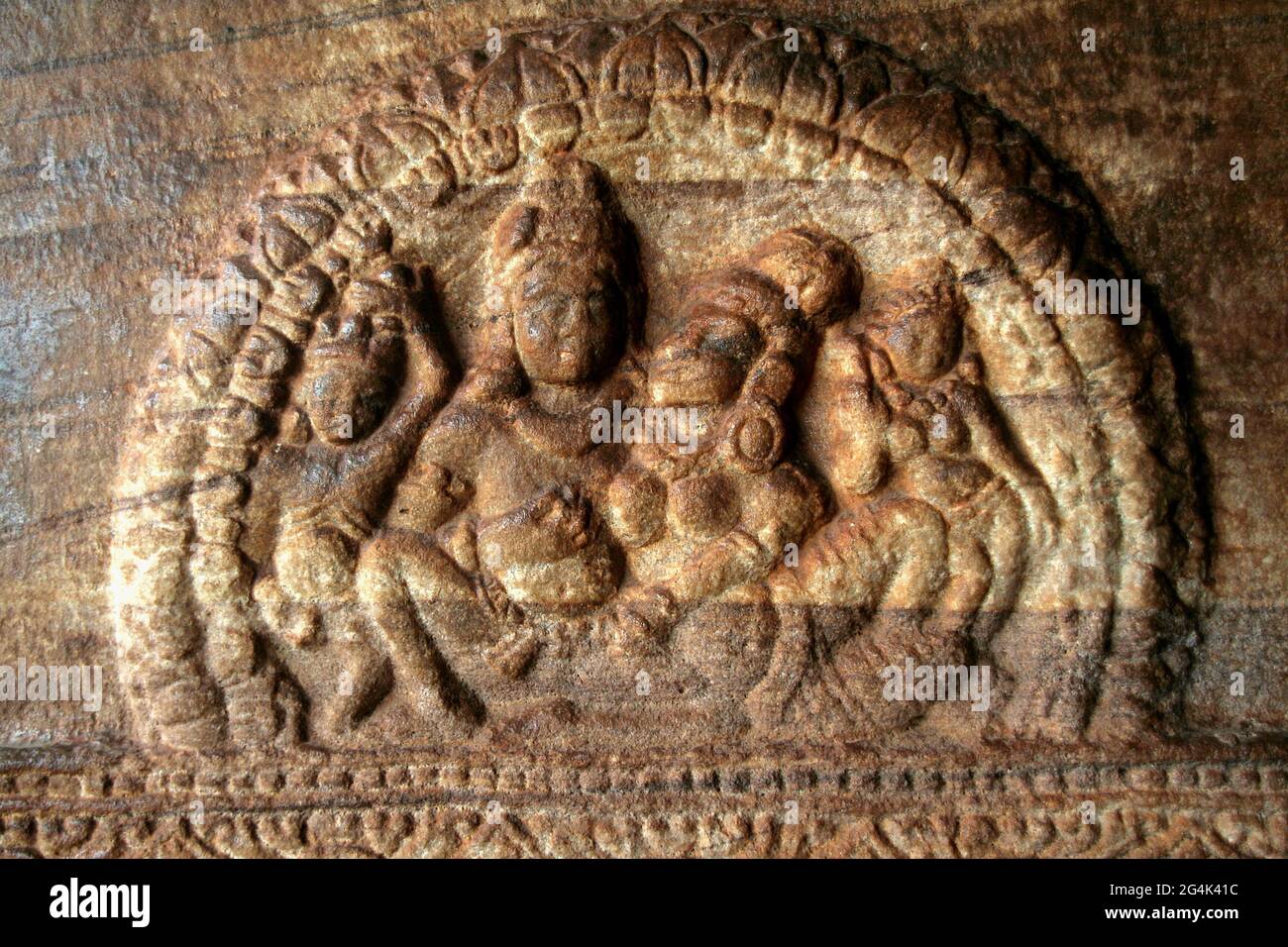 Skulptur des göttlichen Paares auf einer Säule des Höhlentempels in Badami, Karnataka, Indien Stockfoto