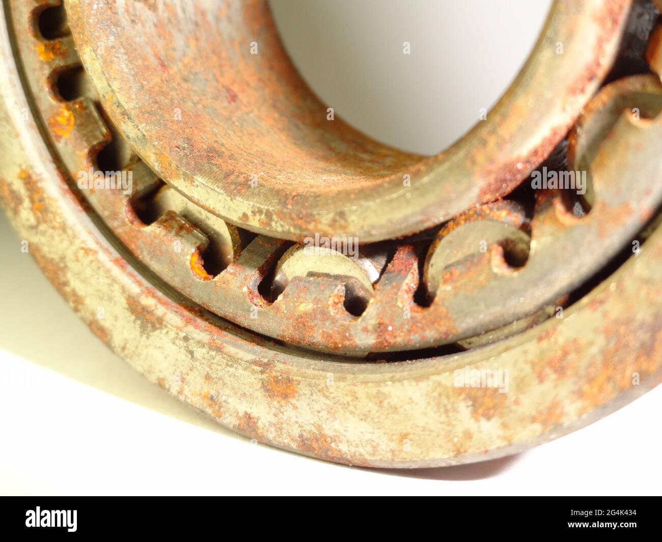 Nahaufnahme eines verklebten rostigen Kugellagers isoliert auf weißem Hintergrund Stockfoto