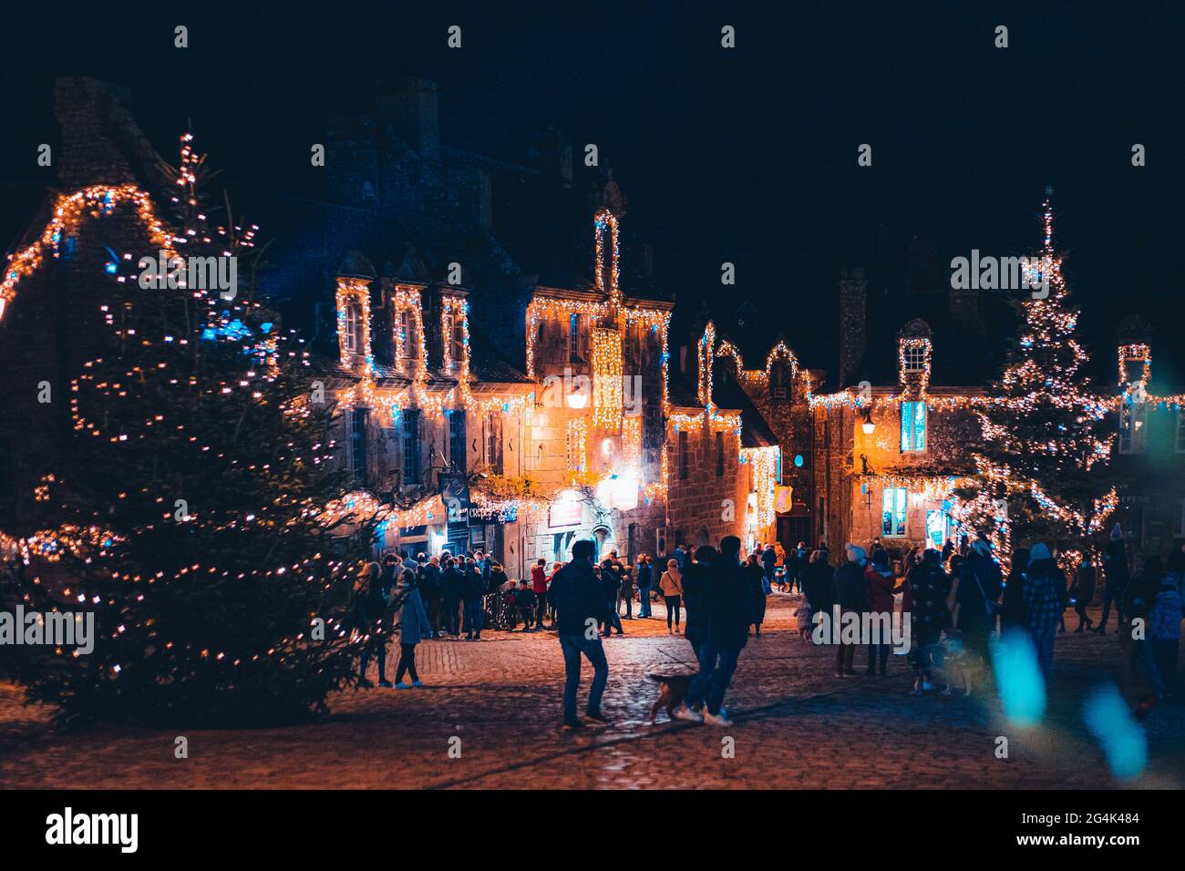 Locronan (Bretagne, Nordwestfrankreich), Dorf mit dem Label „Dorf des Charakters“ („petite cite de caractere“) ausgezeichnet: Weihnachtsbeleuchtung am Dezember Stockfoto