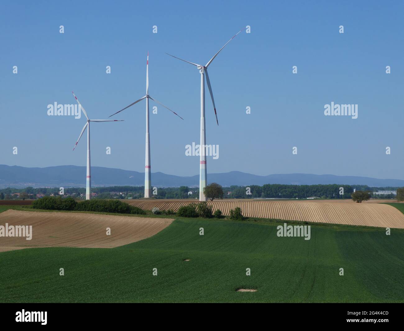 Drei Windturbinen in der ländlichen Landschaft des Rheintals Stockfoto