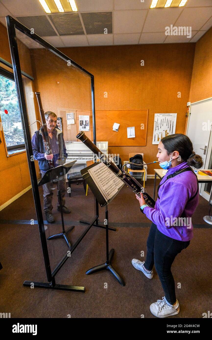 Musikunterricht an der Musikakademie von Rouen während der COVID 19-Pandemie am 12. Februar 2021. Junges Mädchen, Teenager, lernen, wie man den Fagott zu spielen Stockfoto