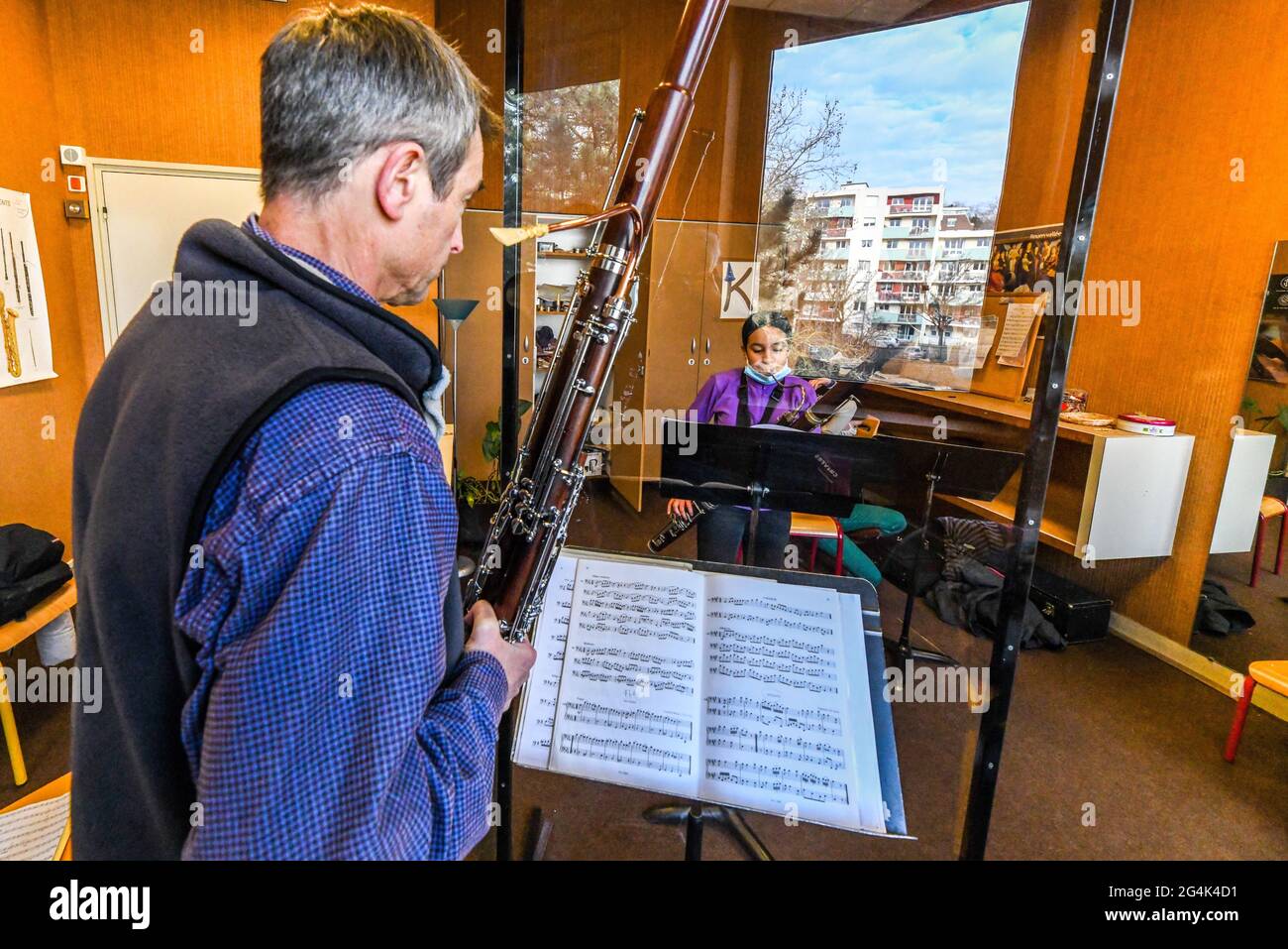 Musikunterricht an der Musikakademie von Rouen während der COVID 19-Pandemie am 12. Februar 2021. Junges Mädchen, Teenager, lernen, wie man den Fagott zu spielen Stockfoto