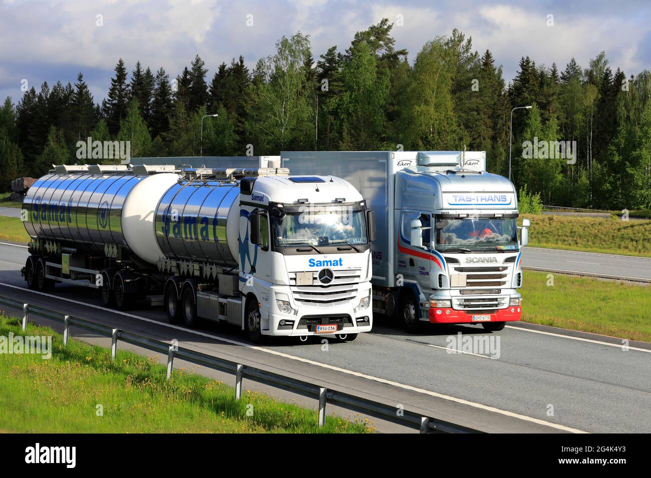 Der Spediteur Scania überholt Mercedes-Benz Tankwagen auf der Autobahn. LKW mit schwerer Ladung können bergauf viel langsamer sein. Salo, Finnland, 28. Mai 21 Stockfoto