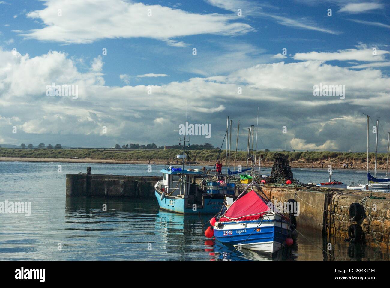 Angelboote in Beadnell Harbor, Northumberland UK, Stockfoto