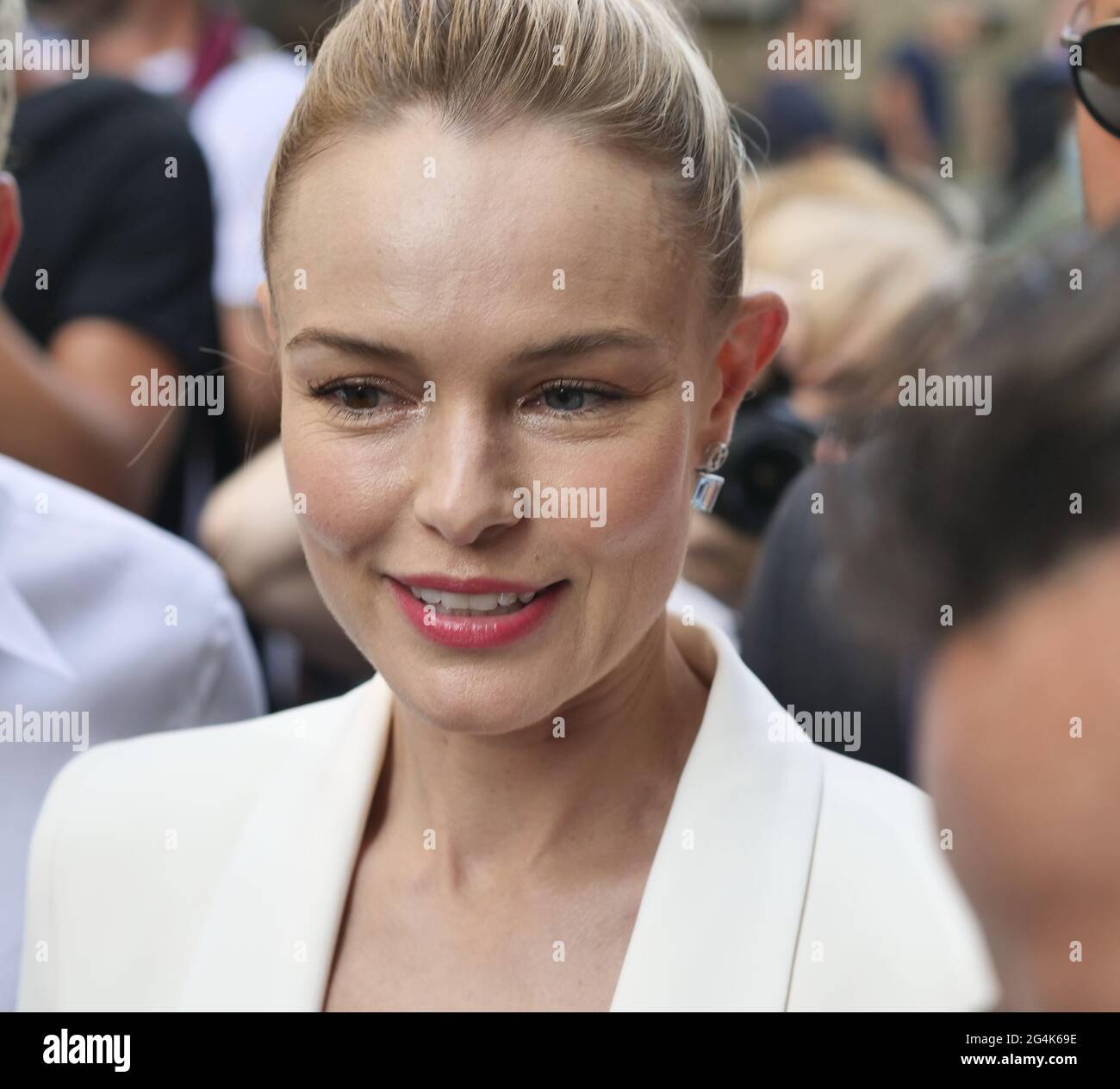 Die Schauspielerin Kate Bosworth posierte vor der Armani-Modenschau während der MFW 2021 man-Kollektionen für Fotografen. Stockfoto