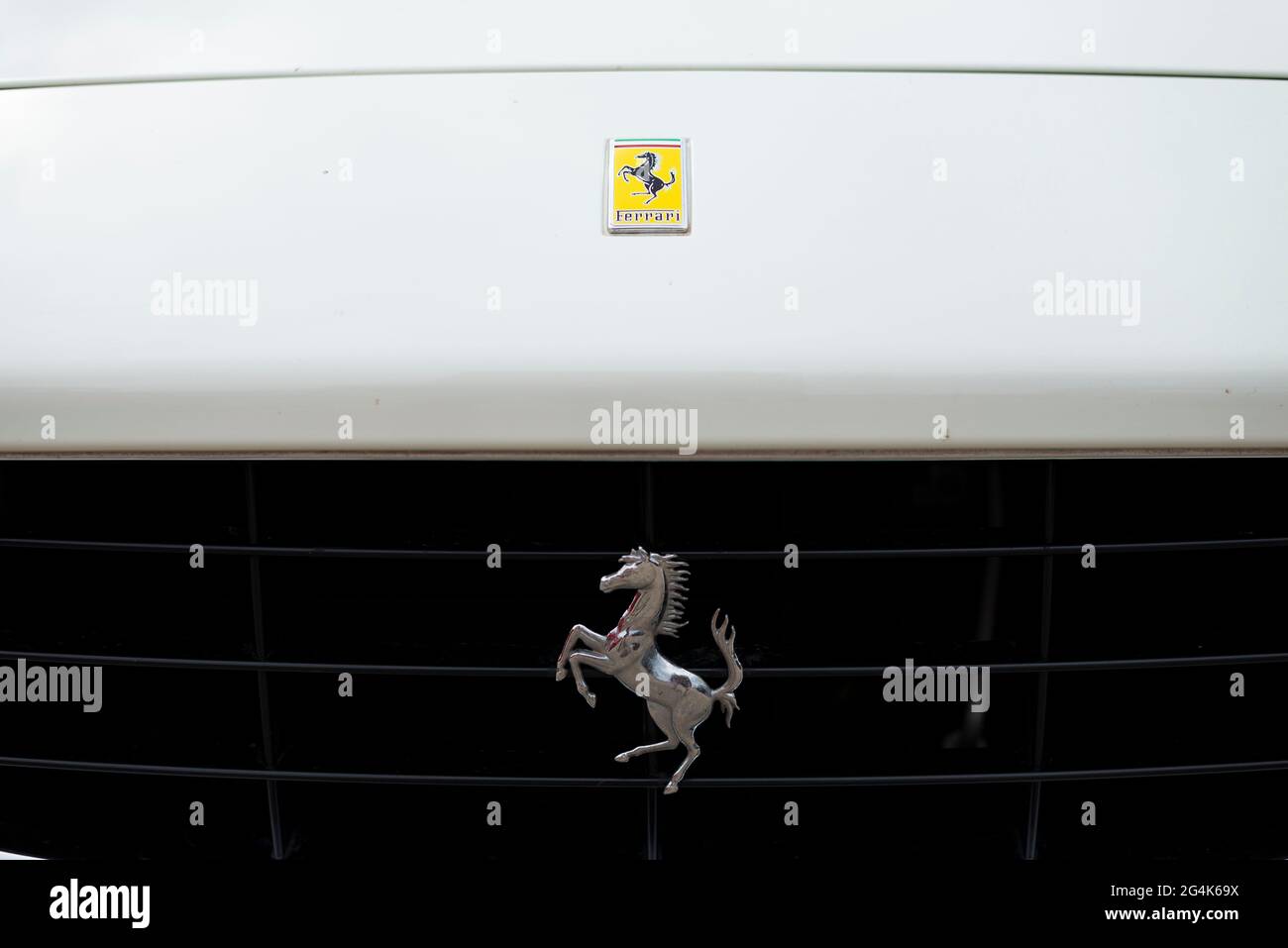 Valencia, Spanien. Juni 2021. Ein Ferrari-Logo auf einem Auto während der Ferrari Challenge-Rennen auf dem Circuit Ricardo Tormo de Cheste in Valencia. Quelle: Xisco Navarro/SOPA Images/ZUMA Wire/Alamy Live News Stockfoto