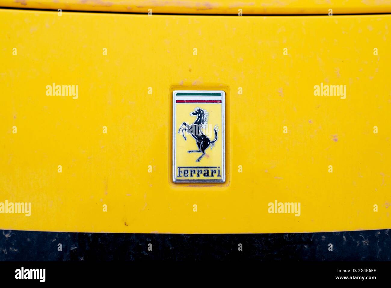 Valencia, Spanien. Juni 2021. Ein Ferrari-Logo auf einem Auto während der Ferrari Challenge-Rennen auf dem Circuit Ricardo Tormo de Cheste in Valencia. Quelle: Xisco Navarro/SOPA Images/ZUMA Wire/Alamy Live News Stockfoto