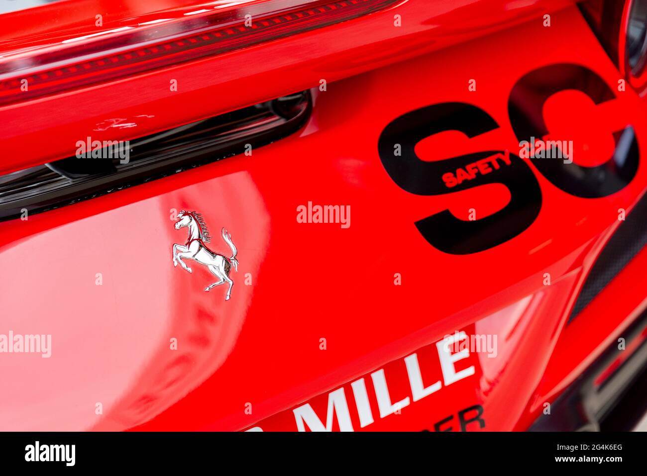 Valencia, Spanien. Juni 2021. Ein Ferrari-Logo auf einem Auto während der Ferrari Challenge-Rennen auf dem Circuit Ricardo Tormo de Cheste in Valencia. Quelle: Xisco Navarro/SOPA Images/ZUMA Wire/Alamy Live News Stockfoto