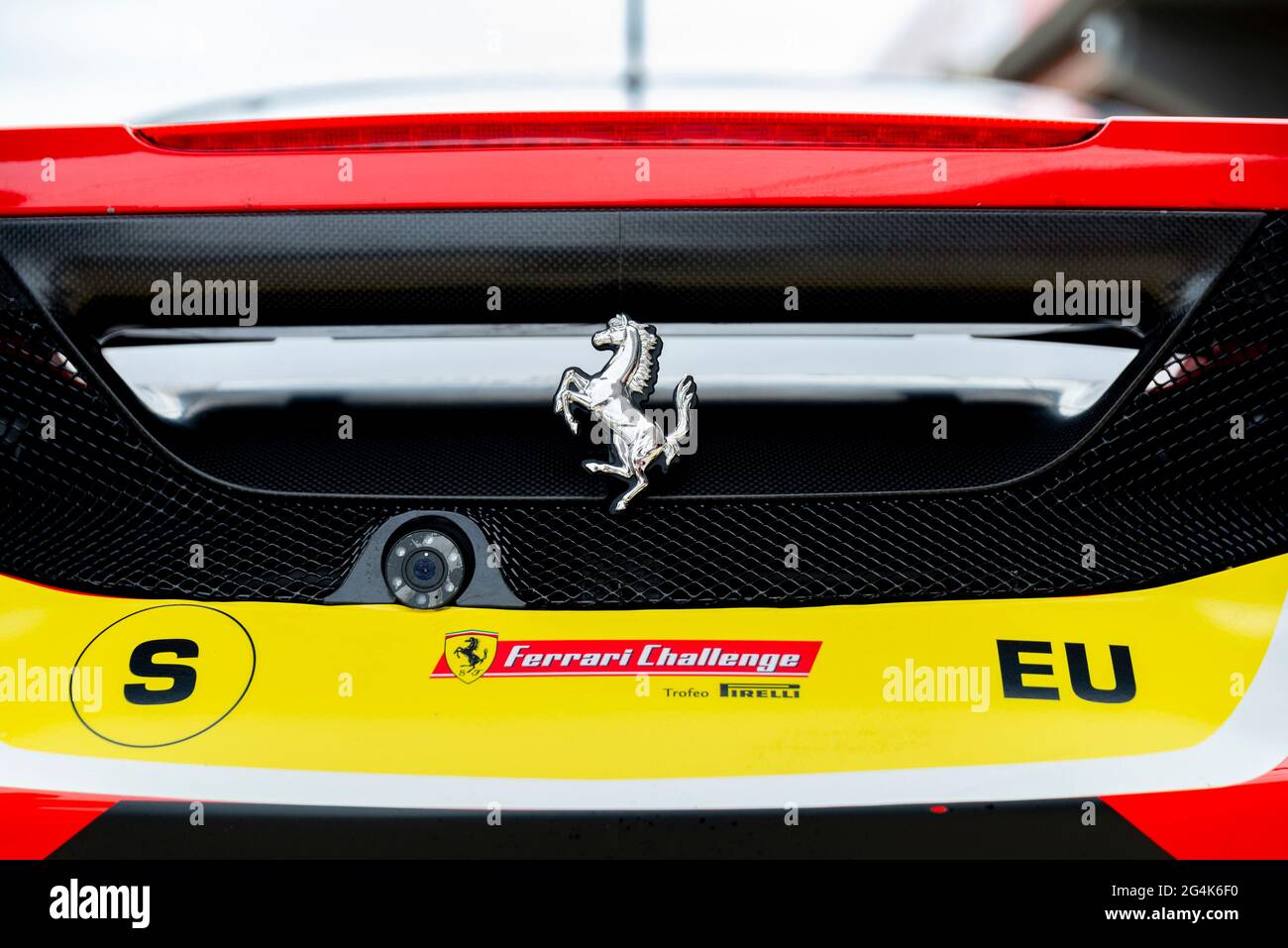 Valencia, Spanien. Juni 2021. Ein Ferrari-Logo auf einem Auto während der Ferrari Challenge-Rennen auf dem Circuit Ricardo Tormo de Cheste in Valencia. Quelle: Xisco Navarro/SOPA Images/ZUMA Wire/Alamy Live News Stockfoto