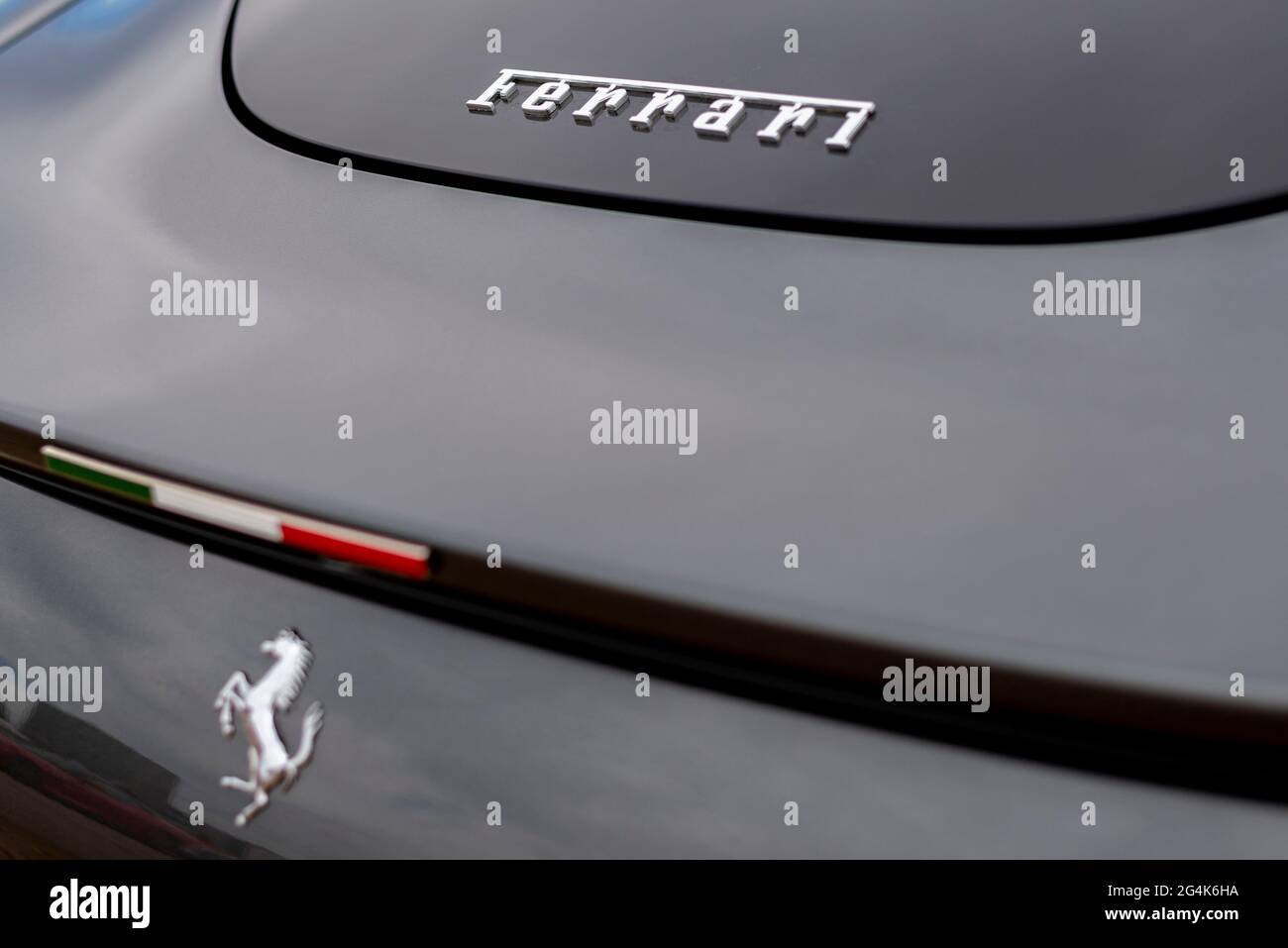 Valencia, Spanien. Juni 2021. Ein Ferrari-Logo auf einem Auto während der Ferrari Challenge-Rennen auf dem Circuit Ricardo Tormo de Cheste in Valencia. Quelle: Xisco Navarro/SOPA Images/ZUMA Wire/Alamy Live News Stockfoto