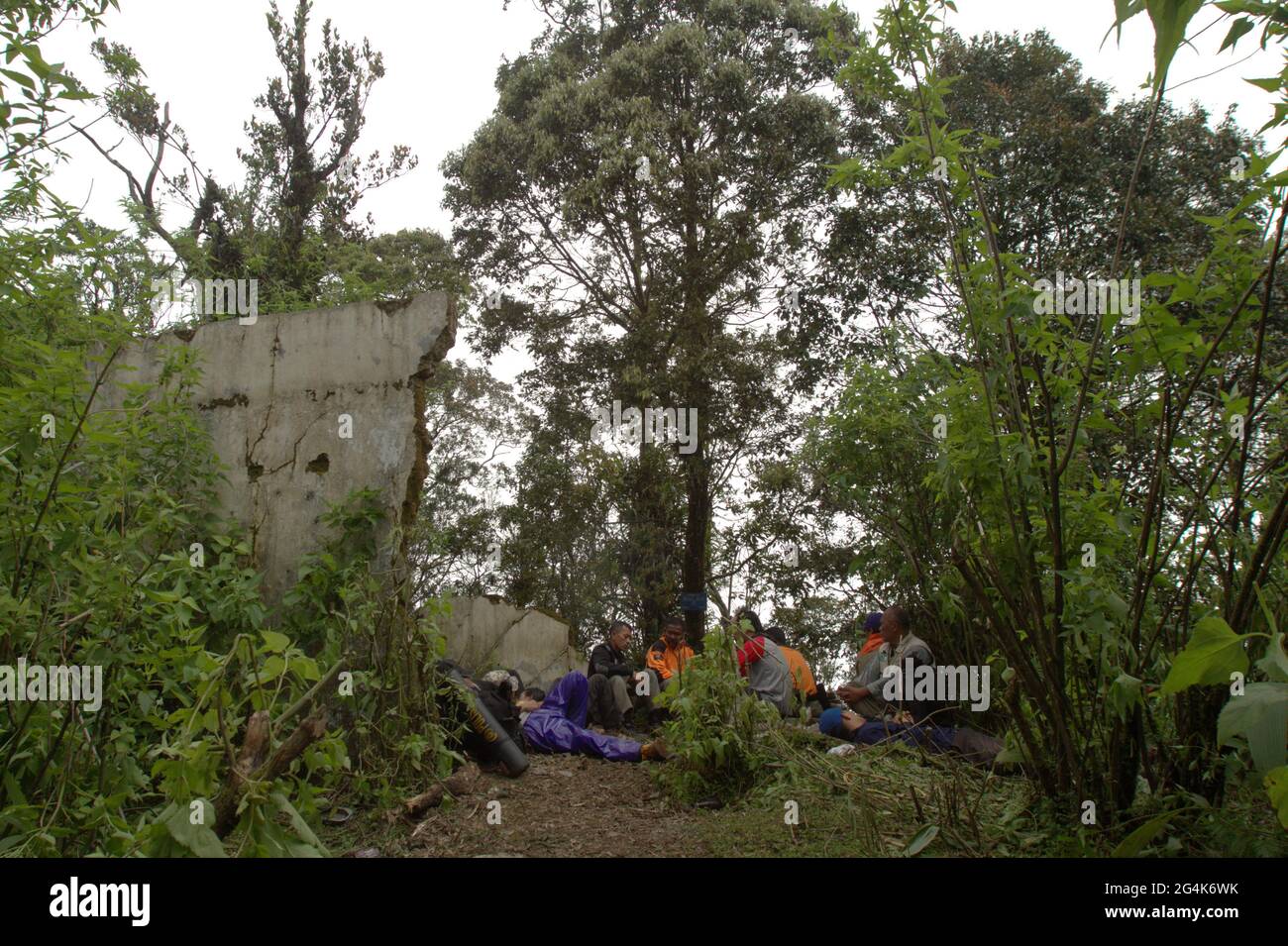 Mount Salak, West-Java, Indonesien. 11.Mai 2012. Suche und Rettung personen, die sich auf einem der Gipfel des Mount Salak während der Sukhoi Superjet 100 (SSJ-100)-Absturzstelle ruhen. Stockfoto
