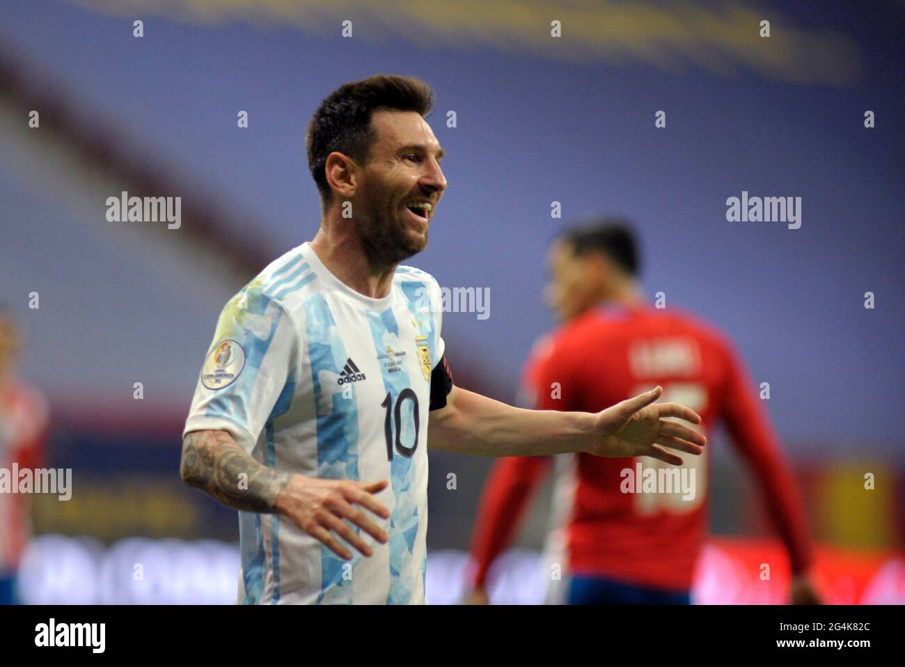 BRASILIA, BRASILIEN - 21. JUNI: Lionel Messi feiert, nachdem der Argentinier Alejandro Papu Gomez beim Spiel zwischen Argentinien und Paraguay im Mane Garrincha Stadium am 21. Juni 2021 in Brasilia, Brasilien, seinen Tribut erzielt hat. (MB-Medien) Stockfoto