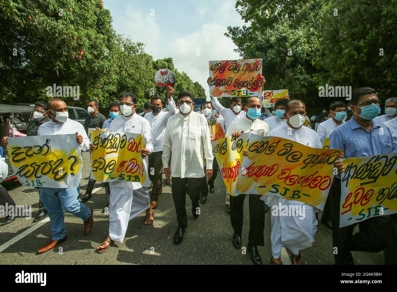 Colombo, Sri Lanka. Juni 2021. Der Führer der oppositionellen Parlamentarier aus Sri Lanka, Sajith Premadasa (C), marschiert während eines Protestes gegen die steigenden Kraftstoffpreise vor dem parlamentarischen Komplex in Colombo, Sri Lanka, am 22. Juni 2021. Kredit: Pradeep Dambarage/ZUMA Wire/Alamy Live Nachrichten Stockfoto