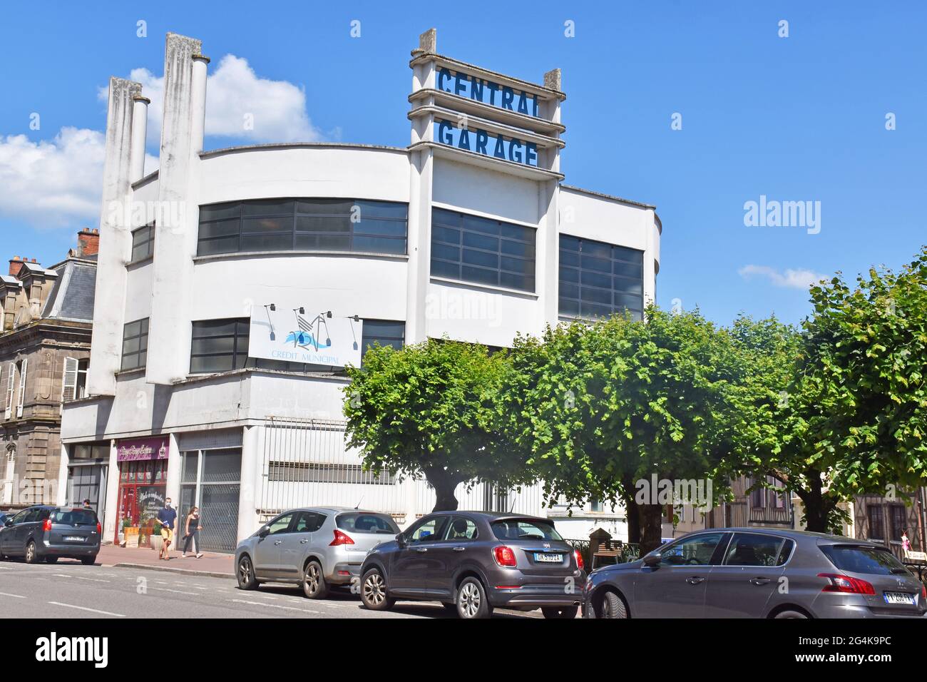 Die Central Garage in Limoges, Frankreich, wurde ursprünglich für die Showrooms von Citroën und Peugeot gebaut und verfügt über Parkplätze im spektakulären Art déco-Stil Stockfoto