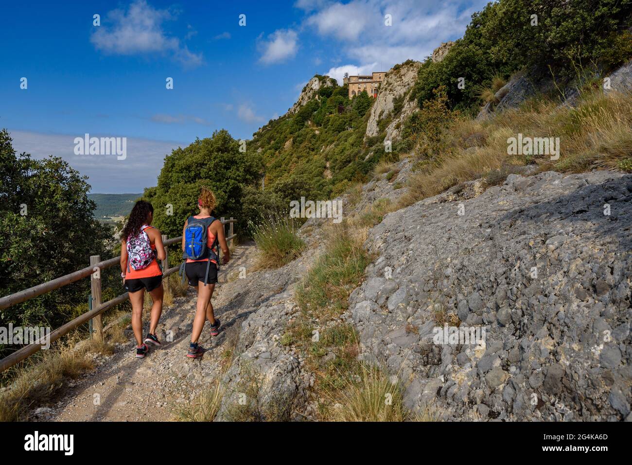 Wanderer wandern von Berga zum Queralt-Heiligtum entlang des Pfades Camí de la Solana (Berguedà, Katalonien, Spanien, Pyrenäen) Stockfoto
