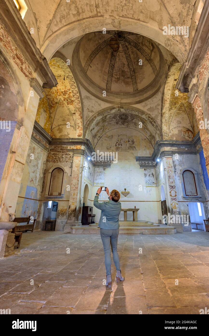 Im Inneren der alten Kirche von Miravet (Tarragona, Katalonien, Spanien) ESP: Interior de la iglesia antigua de Miravet (Tarragona, Cataluña, España) Stockfoto